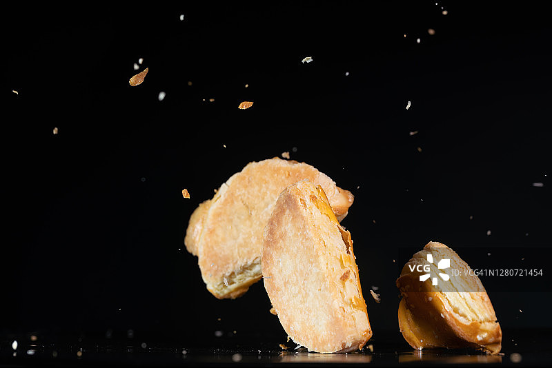 高速摄影捕捉的悬空香酥榴莲蛋糕图片素材