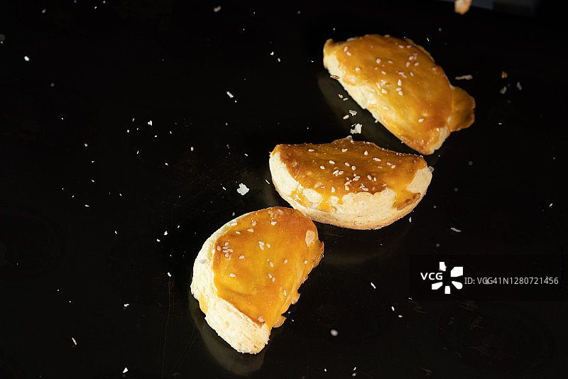 高速摄影捕捉的悬空香酥榴莲蛋糕图片素材