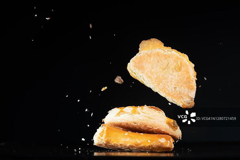 高速摄影捕捉的悬空香酥榴莲蛋糕图片素材