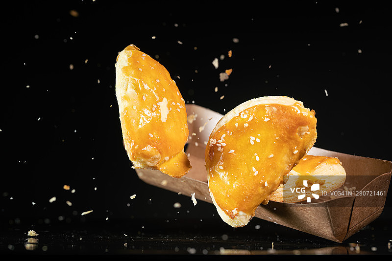 高速摄影捕捉的悬空香酥榴莲蛋糕图片素材