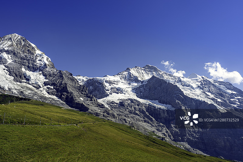 少女峰地区的艾格峰(3970米)、僧侣峰(4107米)和少女峰(4158米)，左侧可见少女峰铁路图片素材