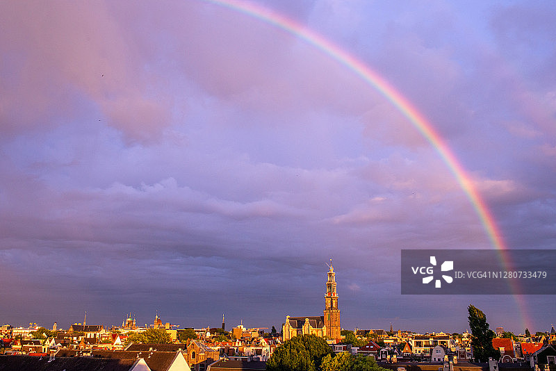 阿姆斯特丹市中心黎明时的彩虹图片素材
