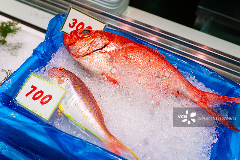 黑门市场出售的冰鲜红鱼图片素材