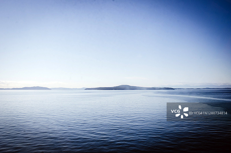加拿大温哥华岛的简约景色，蓝色海水，晴朗的天空和晕影图片素材