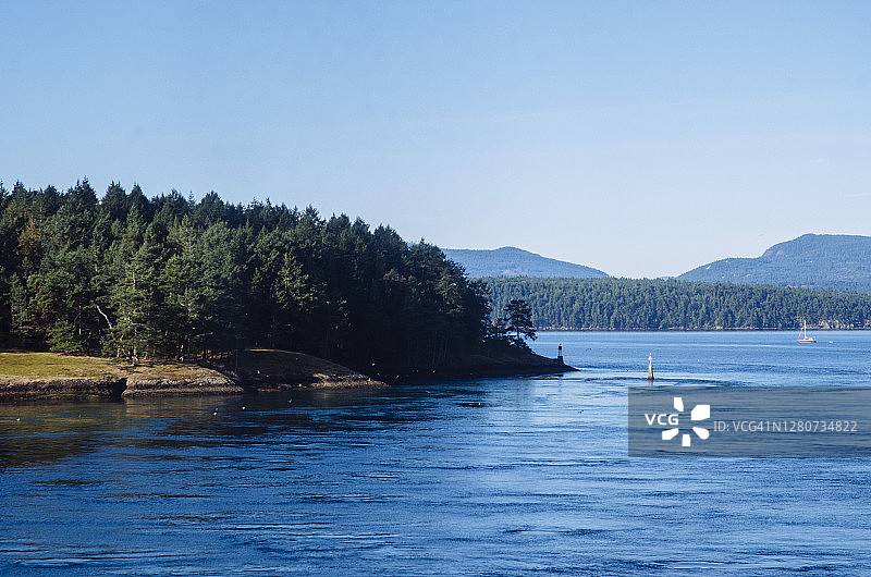 加拿大温哥华岛附近的偏远森林覆盖岛屿和原始蓝色水域图片素材