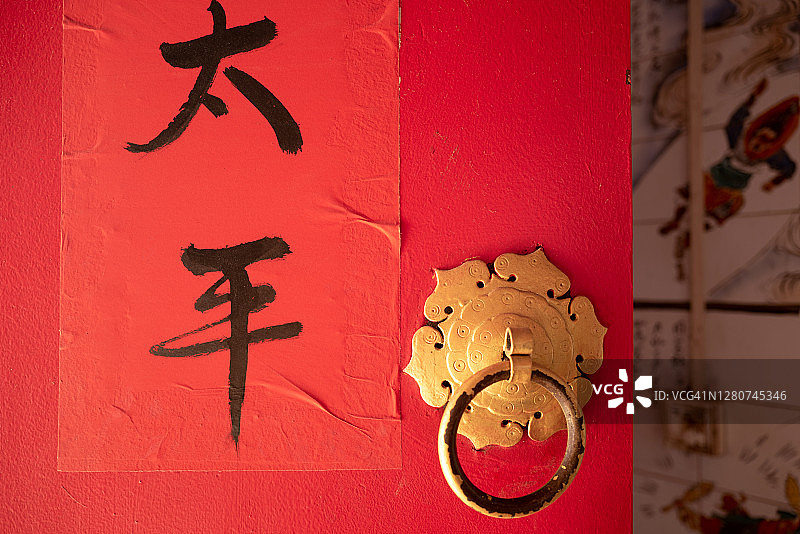 妈祖庙大门上的门环图片素材