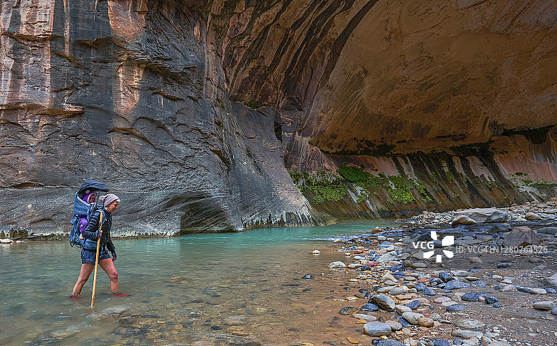 美国犹他州锡安国家公园的维尔京河峡谷图片素材