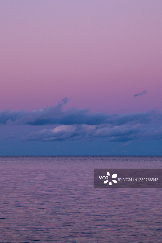 日落时分的开放水域图片素材