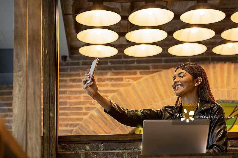 女商人等餐时用手机自拍图片素材