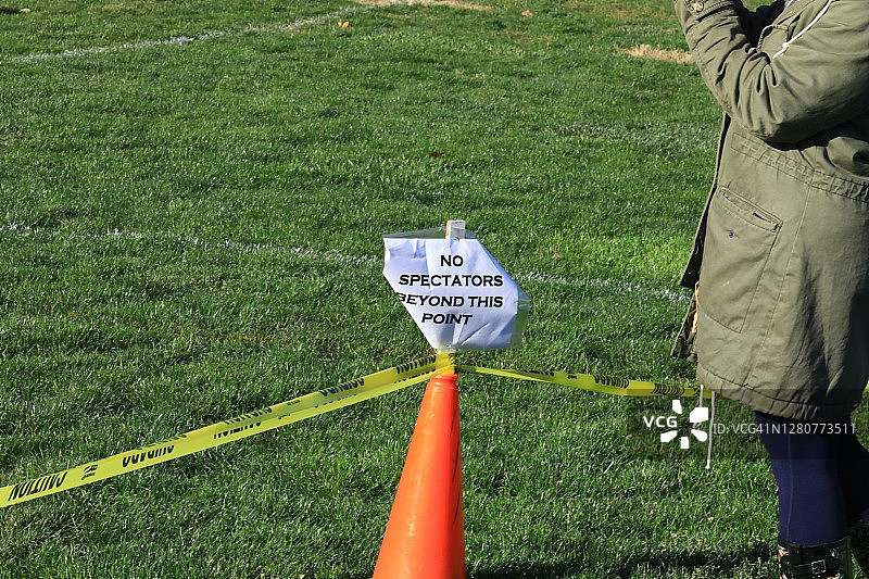 带有标志和路障的运动场图片素材