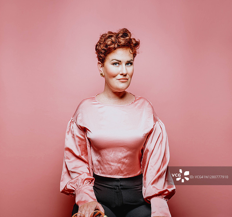 丝绸粉色上衣短发美女与粉色背景图片素材