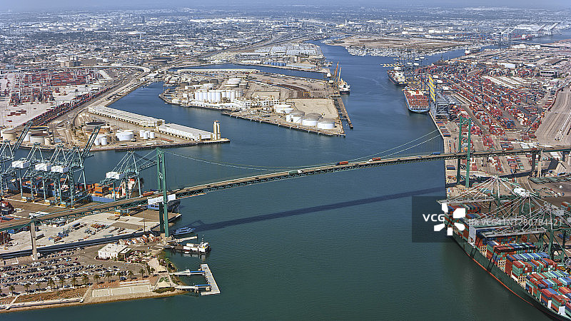航拍：加利福尼亚州洛杉矶港的文森特·托马斯大桥图片素材