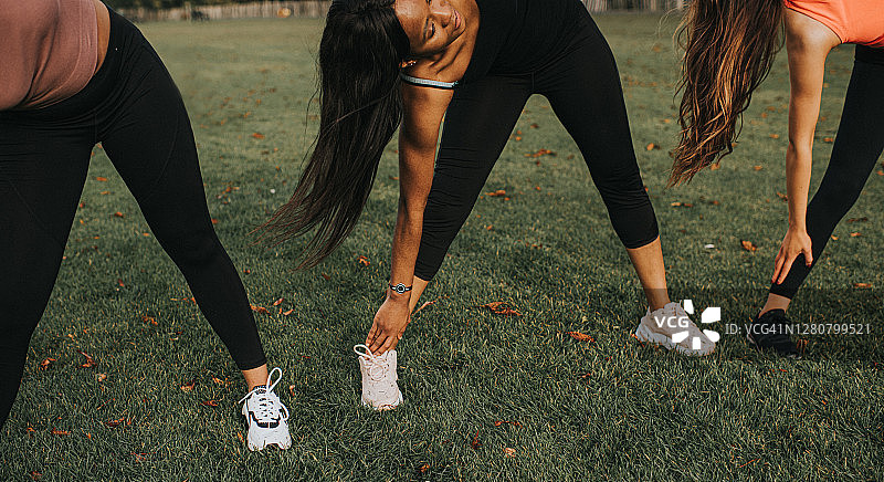 女子在户外锻炼时伸展臀部肌肉图片素材
