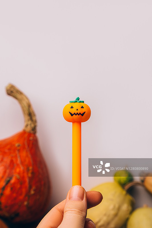 万圣节。女性手拿南瓜棒图片素材