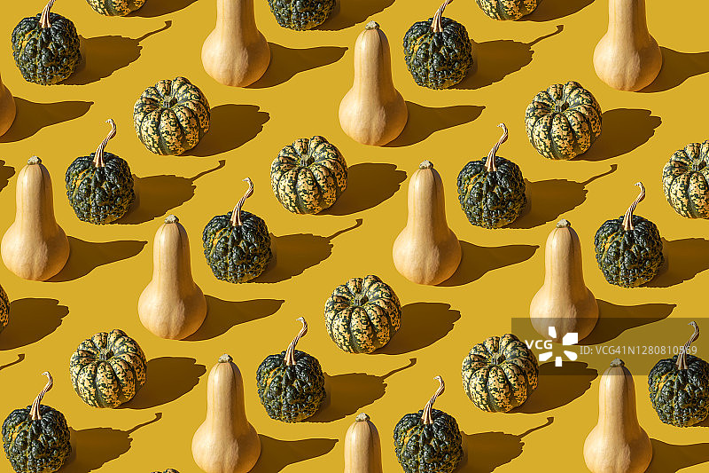 黄色背景上的重复南瓜图案图片素材