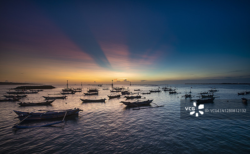 巴厘岛金巴兰湾的日落，有渔船图片素材