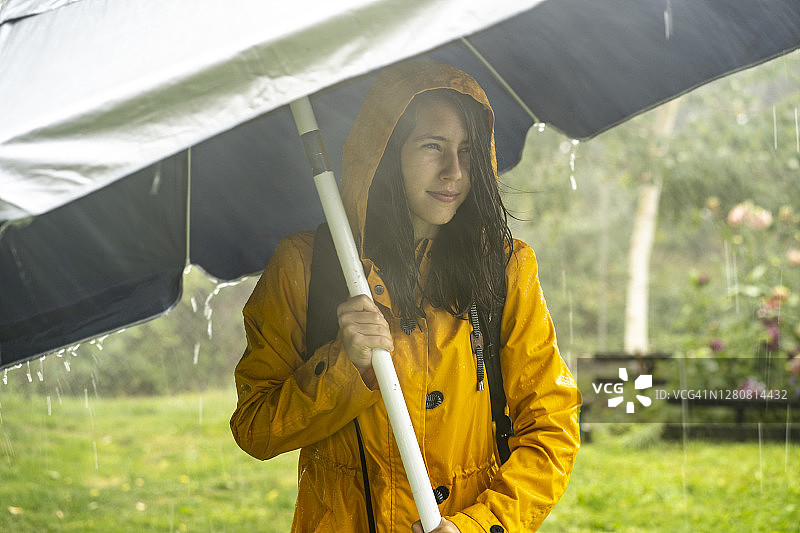 大雨中撑伞的女孩图片素材