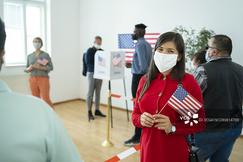 选举日的年轻亚裔女子图片素材