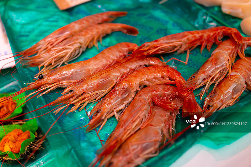 黑门市场出售的牡丹虾图片素材