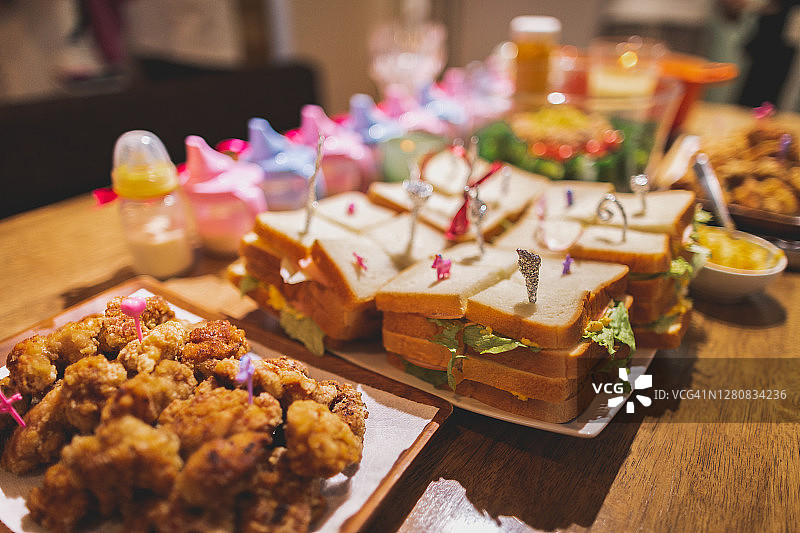 自制日式炸鸡和三明治，用于迎婴派对图片素材