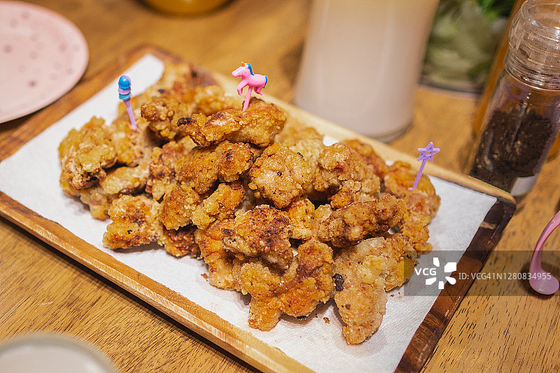 家庭聚会餐桌上的自制日式炸鸡块图片素材