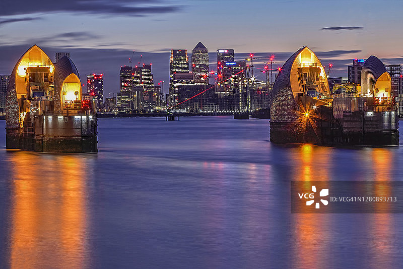 泰晤士河闸与金丝雀码头，伦敦伍尔维奇，英国图片素材