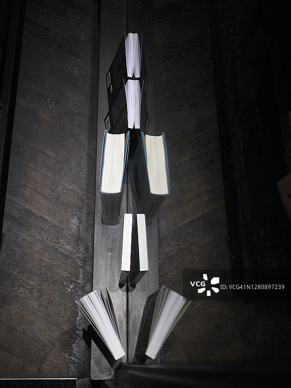 窗台上的书图片素材