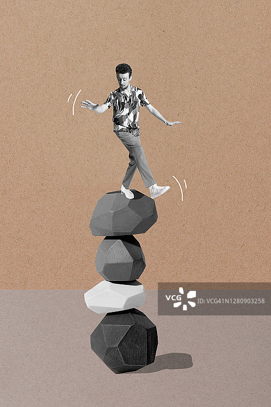 男人在石堆上保持平衡图片素材