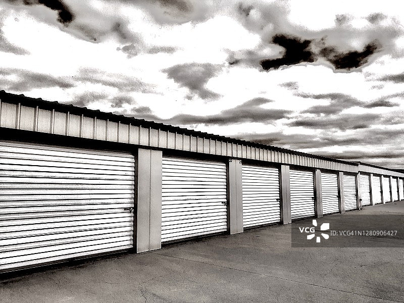 戏剧天空下的自助仓储空间图片素材
