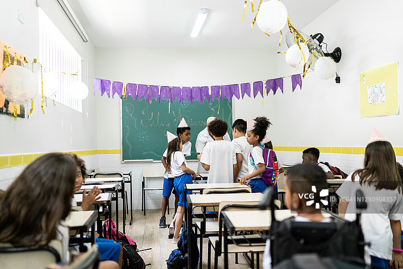 孩子们在学校庆祝生日图片素材