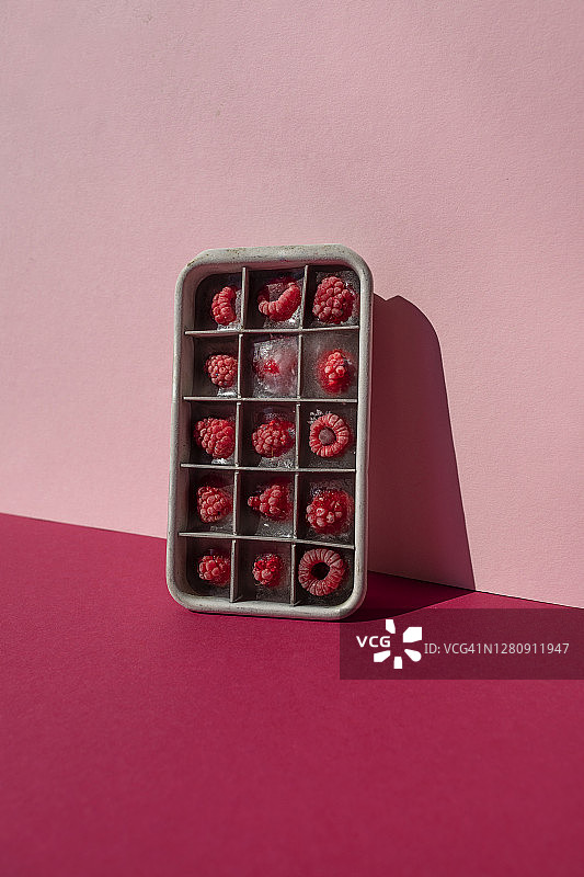 冰格中的冷冻覆盆子图片素材