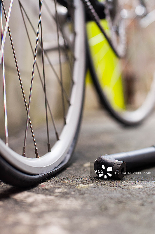 户外自行车轮胎与自行车气筒图片素材