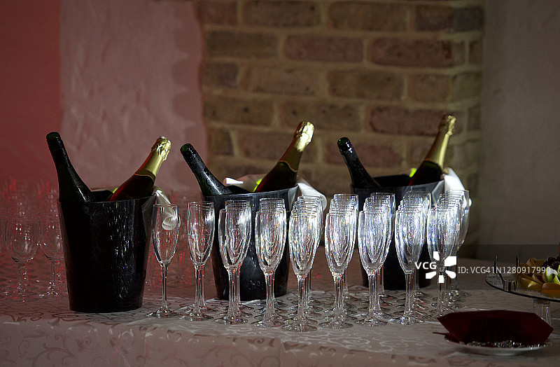 香槟酒杯和冰镇香槟酒瓶特写图片素材