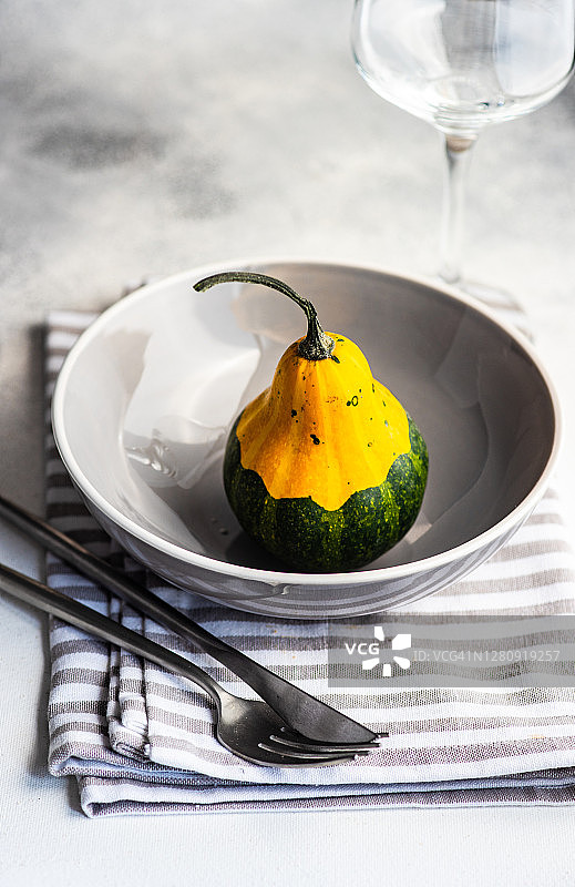 陶瓷碗中的迷你南瓜与酒杯图片素材