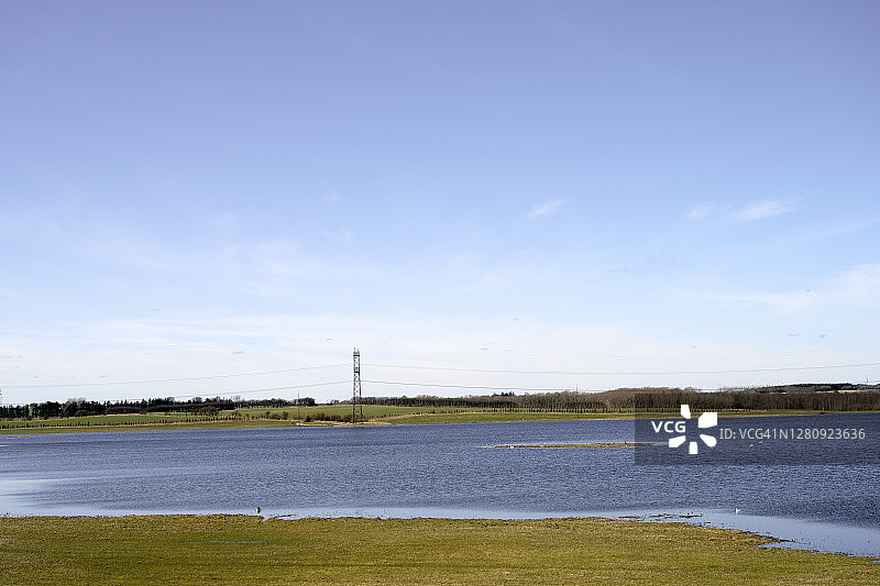 奥尔堡附近的输电塔和乡村风光，丹麦图片素材