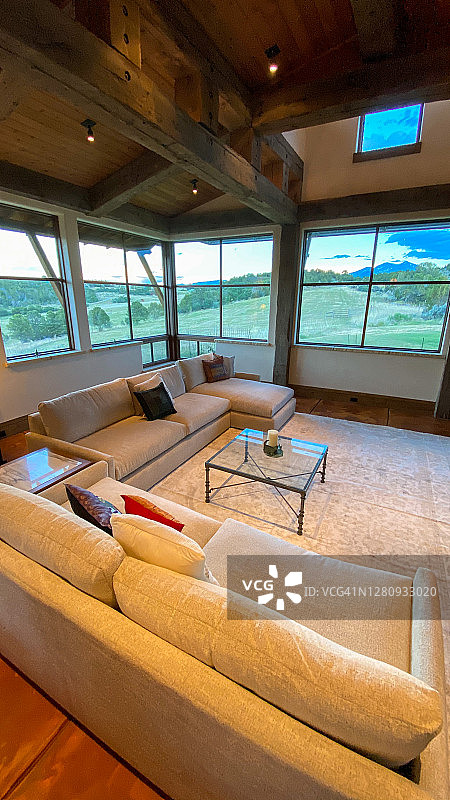科罗拉多州卡本代尔的住宅客厅内景图片素材