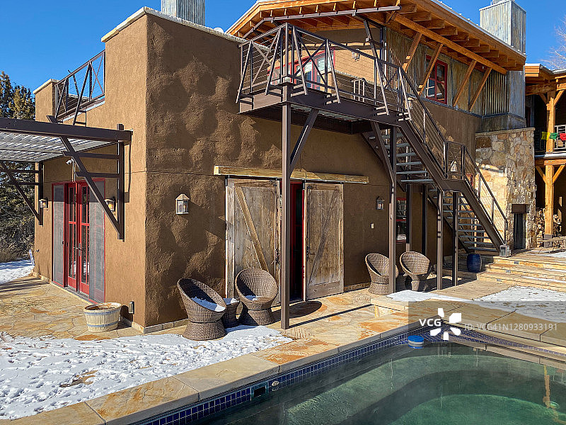 科罗拉多州卡本代尔住宅外观，带加热游泳池和家具图片素材