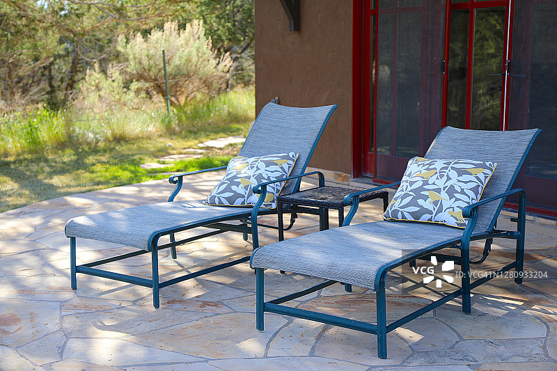 科罗拉多州卡本代尔的露台上的躺椅图片素材