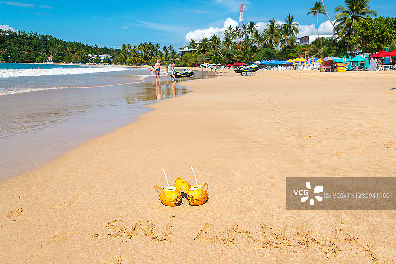 斯里兰卡马特勒米瑞莎海滩上的椰子饮品图片素材