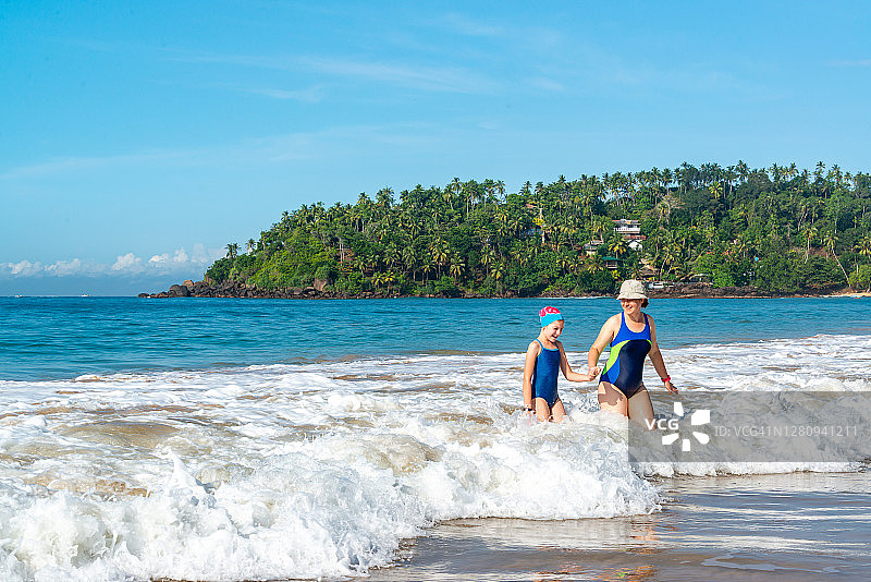 女孩们在斯里兰卡马塔拉的米瑞莎海滩游泳图片素材