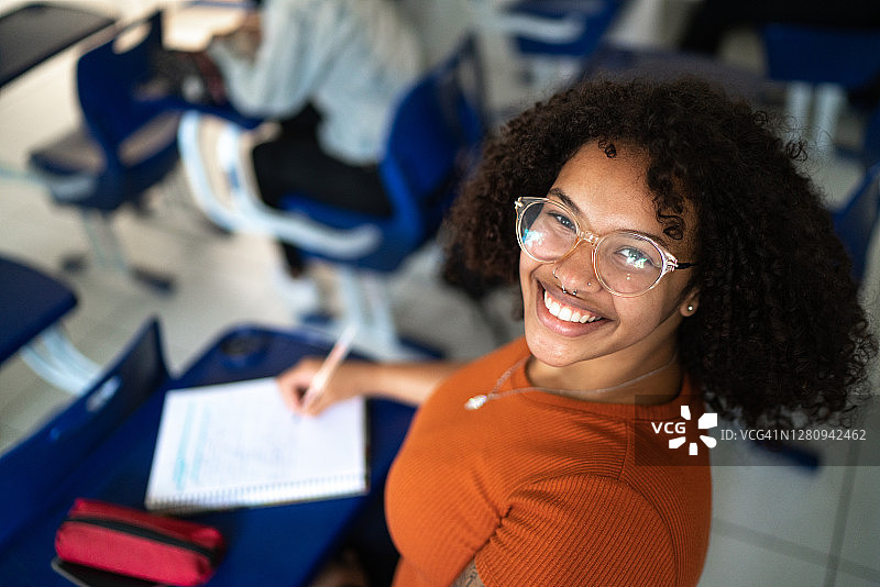 教室里的女学生肖像图片素材