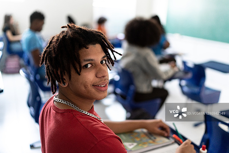 教室里的男学生肖像图片素材