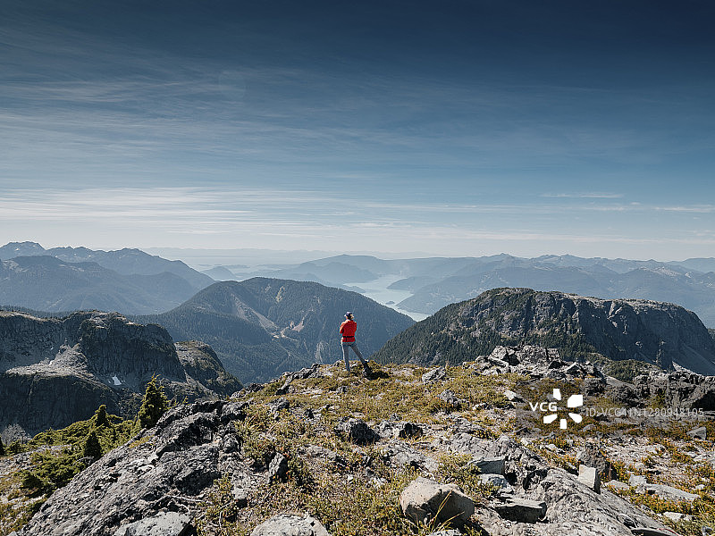 登山者站在海天缆车附近副驾驶山顶上，眺望豪湾和不列颠哥伦比亚省海岸线图片素材