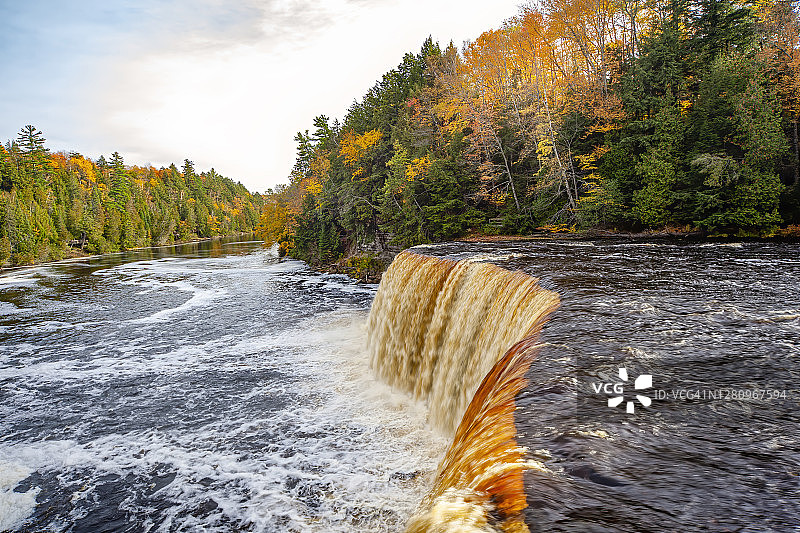 秋季的塔夸梅农瀑布图片素材