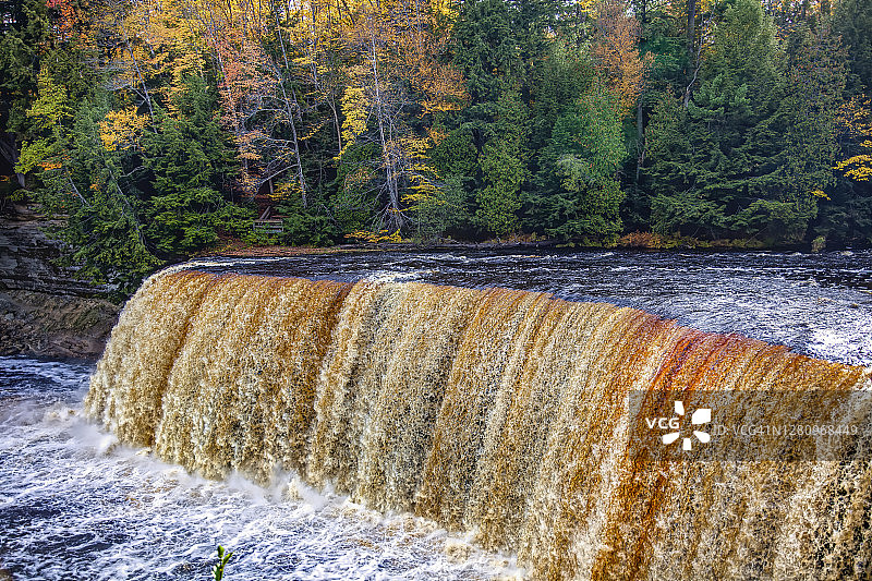 秋季的塔夸梅农瀑布图片素材