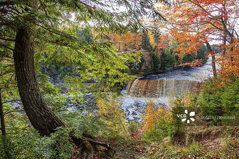 秋季的塔夸梅农瀑布图片素材
