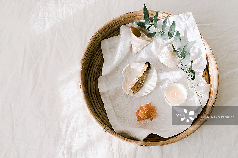 精神实践的仪式物品：圣木、蜡烛和水晶。图片素材