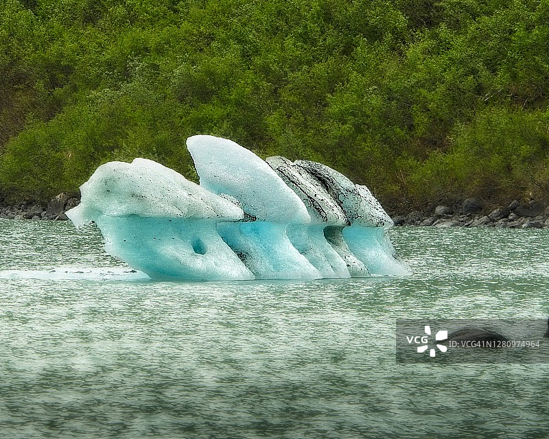 从冰川崩解漂流而下的小冰山图片素材