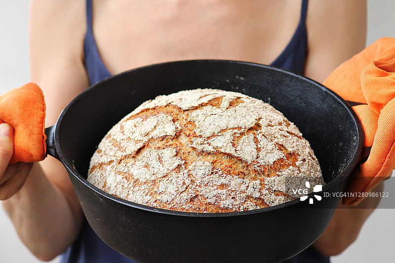 荷兰烤箱免揉全麦面包图片素材