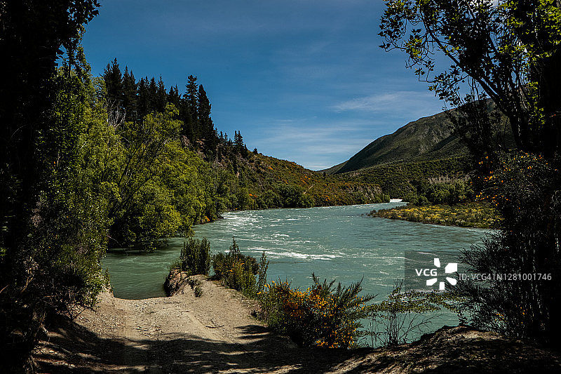 新西兰吉布斯顿拉姆·柯里小屋的卡瓦劳河景色图片素材